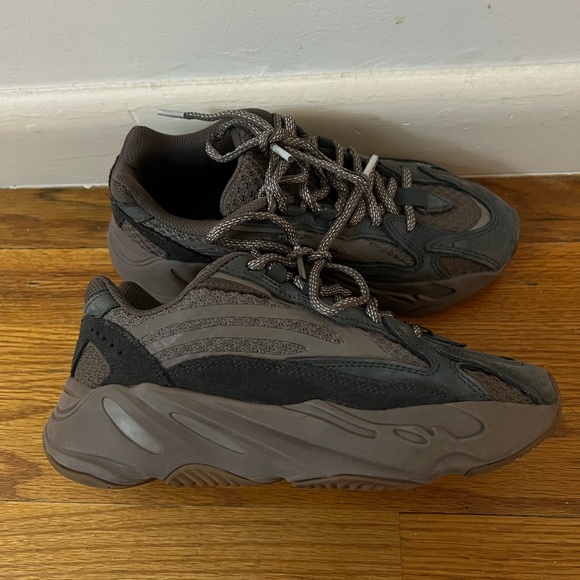Yeezy 700 v2 Mauve - Picture 13 of 13